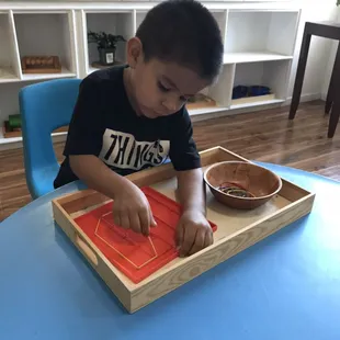 Geometric board helps develop fine motor skills and strengthens the finger muscles by putting the rubber bands on and off to form shapes.