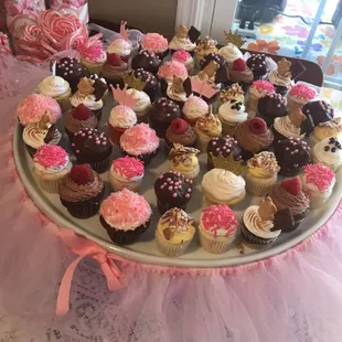 Baby shower cupcakes