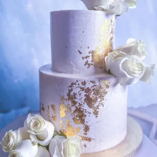 2-tier cake with fresh roses and gold leaf