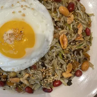 Tea Leaf Salad with Rice and Egg