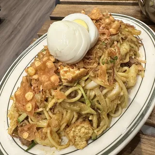 Yellow Noodle with Beef and Boiled Egg