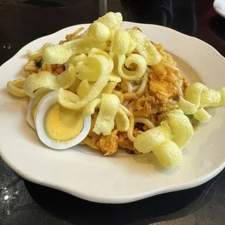 Thick Rice Noodle with Chicken and Boiled Egg
