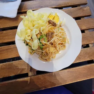 Thick Rice Noodle with Beef and Boiled Egg