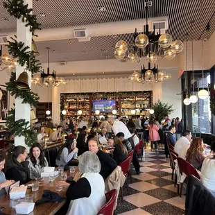 Brunch vibes on a Saturday - full house!!