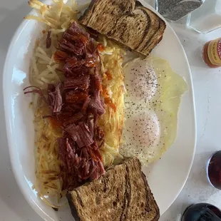 Corned beef hash with eggs, hash browns and toast