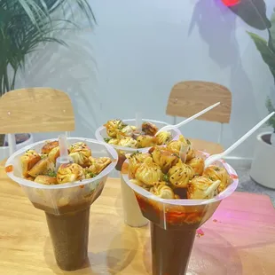 A Cup of Mini Angus Beef Pan--Fried Bun in Chili Sauce（15 Counts with Soymilk or Soda）
麻辣拇指生煎杯 $21.99