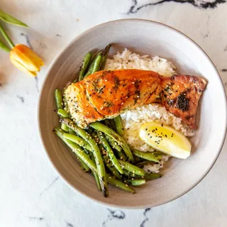 Catering Grilled Salmon with Garlic Green Beans