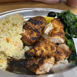 Half chicken with Portuguese rice and brócolis