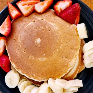 Pancakes with strawberries and bananas