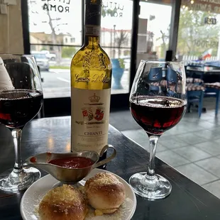 Chianti Reserva with garlic knots