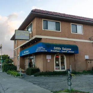 the outside of a restaurant