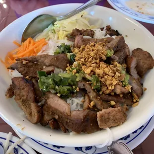 Pork noodle bowl (bun)