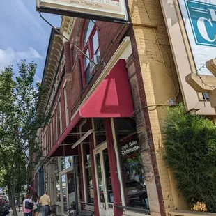 the outside of a restaurant