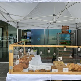 Many items (ie chocolate chip cookie, Nutella challah, cinnamon roll, etc) sold out by 3pm (closes at 4)