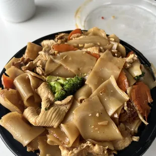 a plate of noodles and broccoli