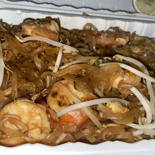 Shrimp pad thai