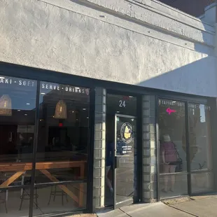 the outside of a restaurant