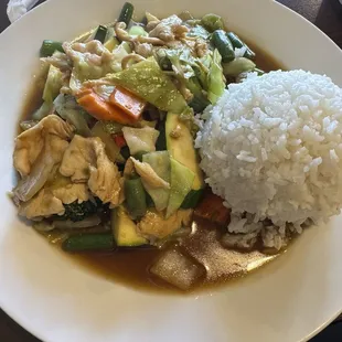 Mixed vegetables with chicken with brown sauce and spicy