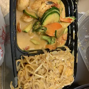 Shrimp in combo with tofu pad thai