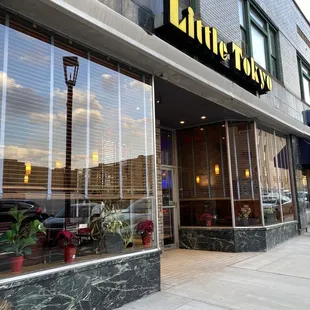 the outside of a restaurant