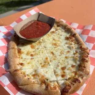 Cheesebread with fresh marinara