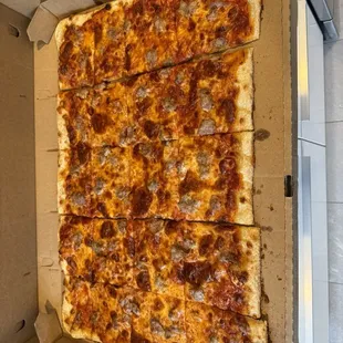 Roman sheet pizza with sausage