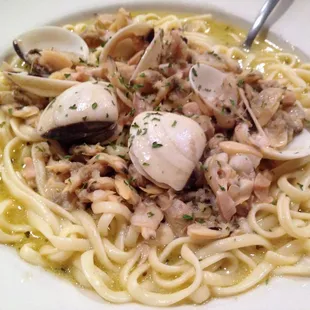 Linguini with clam sauce (a very large serving)