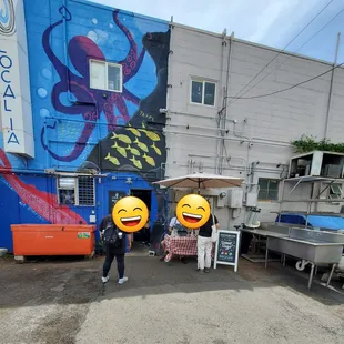 Located behind Kaimuki Superette.