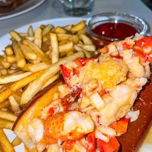 Lobster Roll! (Instagram: @diningwithkels)