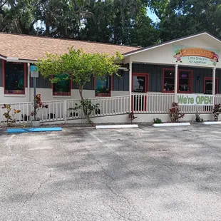 Wheelchair accessible ramp and parking!!