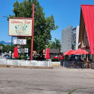 the outside of a small restaurant