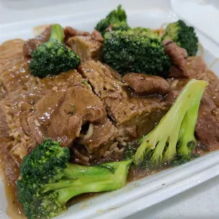 Beef broccoli cake noodle... Everyone&apos;s favorite!