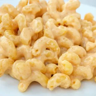 a plate of macaroni and cheese