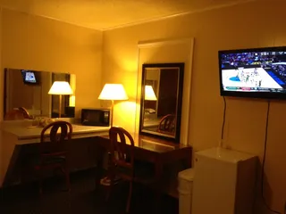 Esquire Inn