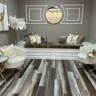 This is the waiting area, I only needs some mood music and a cocktail  !