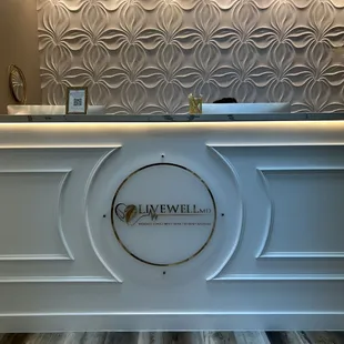 The desk! Look at the accent wall!