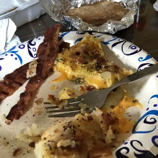 Leon&apos;s Omelette, Extra crispy bacon, hash browns