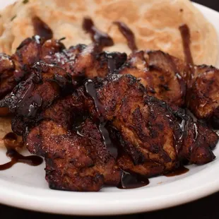 a plate of chicken and tortillas