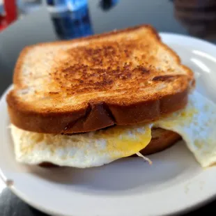 Sausage and egg breakfast sammich on toast