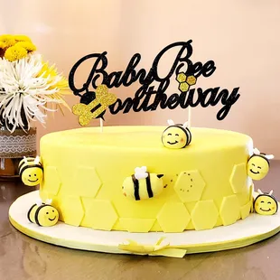 Adorable &quot;Baby Bee on The Way&quot; baby shower cake