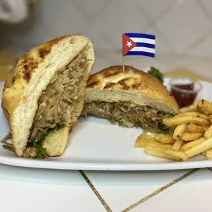 Pan con lechón (pork sandwich)