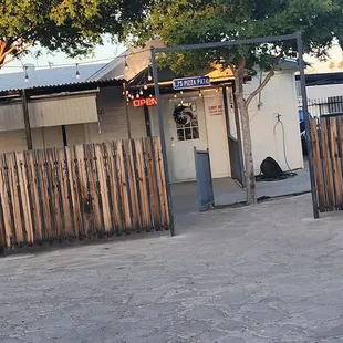 the outside of the restaurant