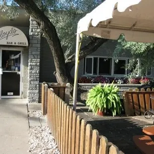 the outside of the restaurant