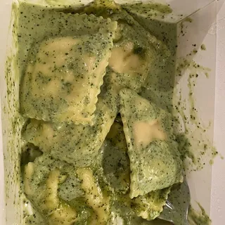 Ravioli 3 Cheese con Pesto Creme