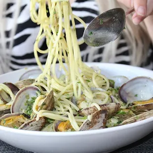 The briny juices from the clams brought out the flavor of the garlic broth on the spaghetti.