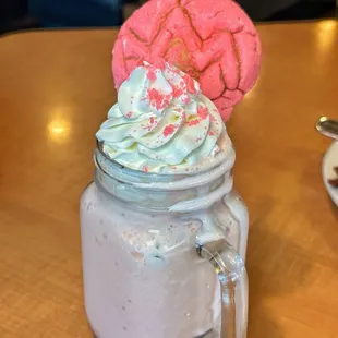Concha Milkshake (Instagram: foodwithbros)