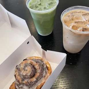 Lattes and cinnamon roll