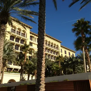 A spectacular view of the hotel from the pool area while waiting for Lobby Bar to open at 5pm.