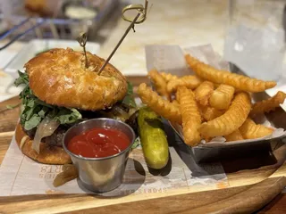 Charlie’s Sprts Bar