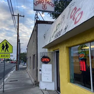 the outside of a restaurant